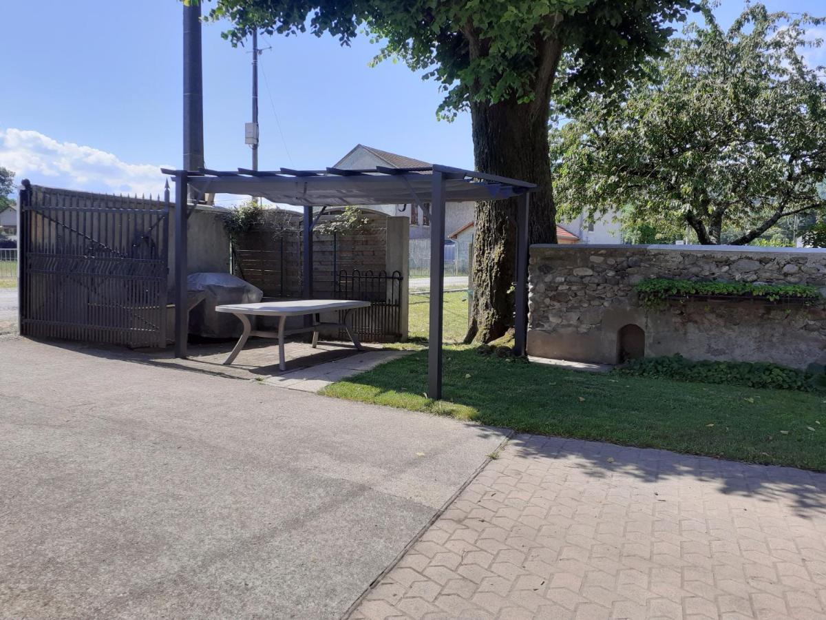 Les Copains D'Abord Vila Beaucroissant Exterior foto