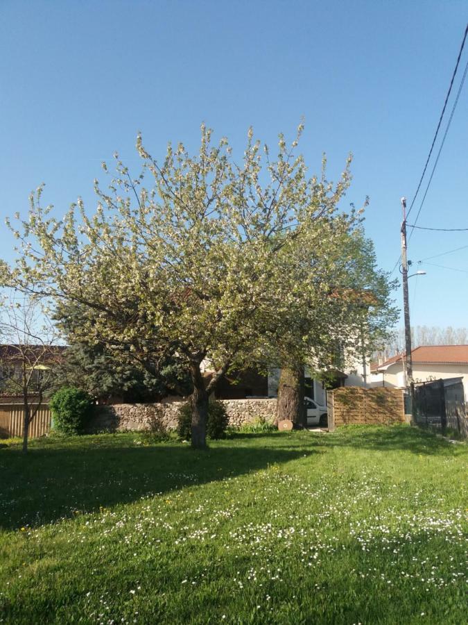 Les Copains D'Abord Vila Beaucroissant Exterior foto
